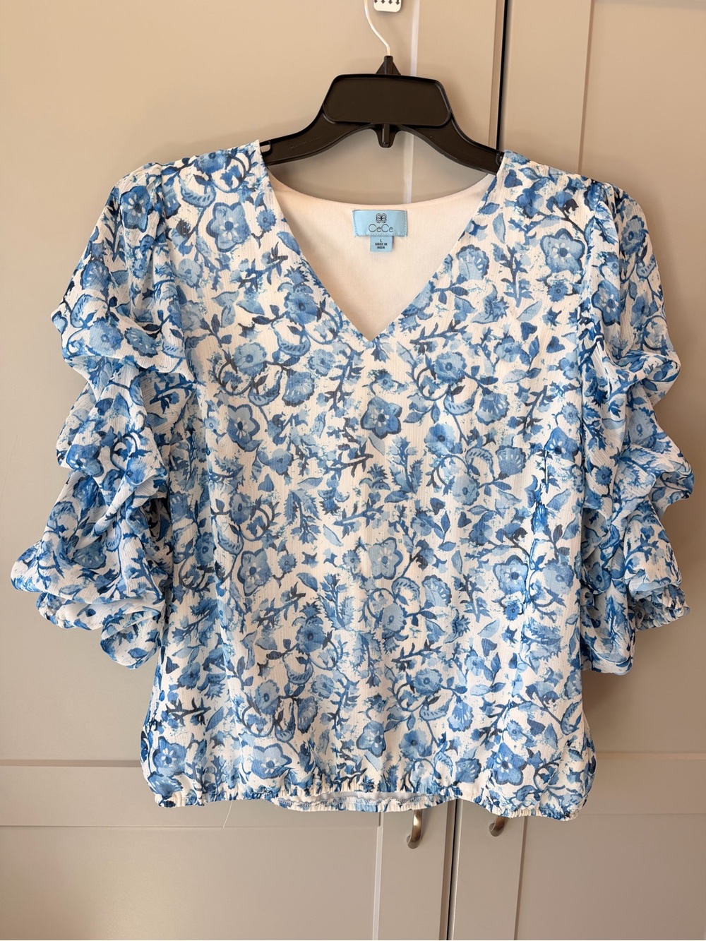 CeCe Blue White Floral Ruffle Sleeve V-Neck Blouse Size Large